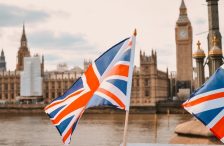 Britisk flag foran parlamentet