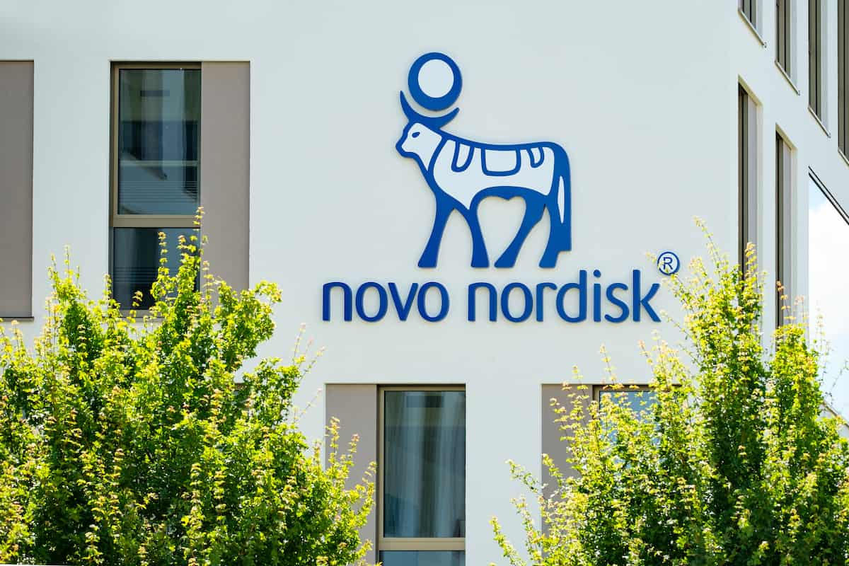 novo nordisk logo på fabrikkvegg