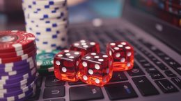 terninger og casinosjetonger på tastatur